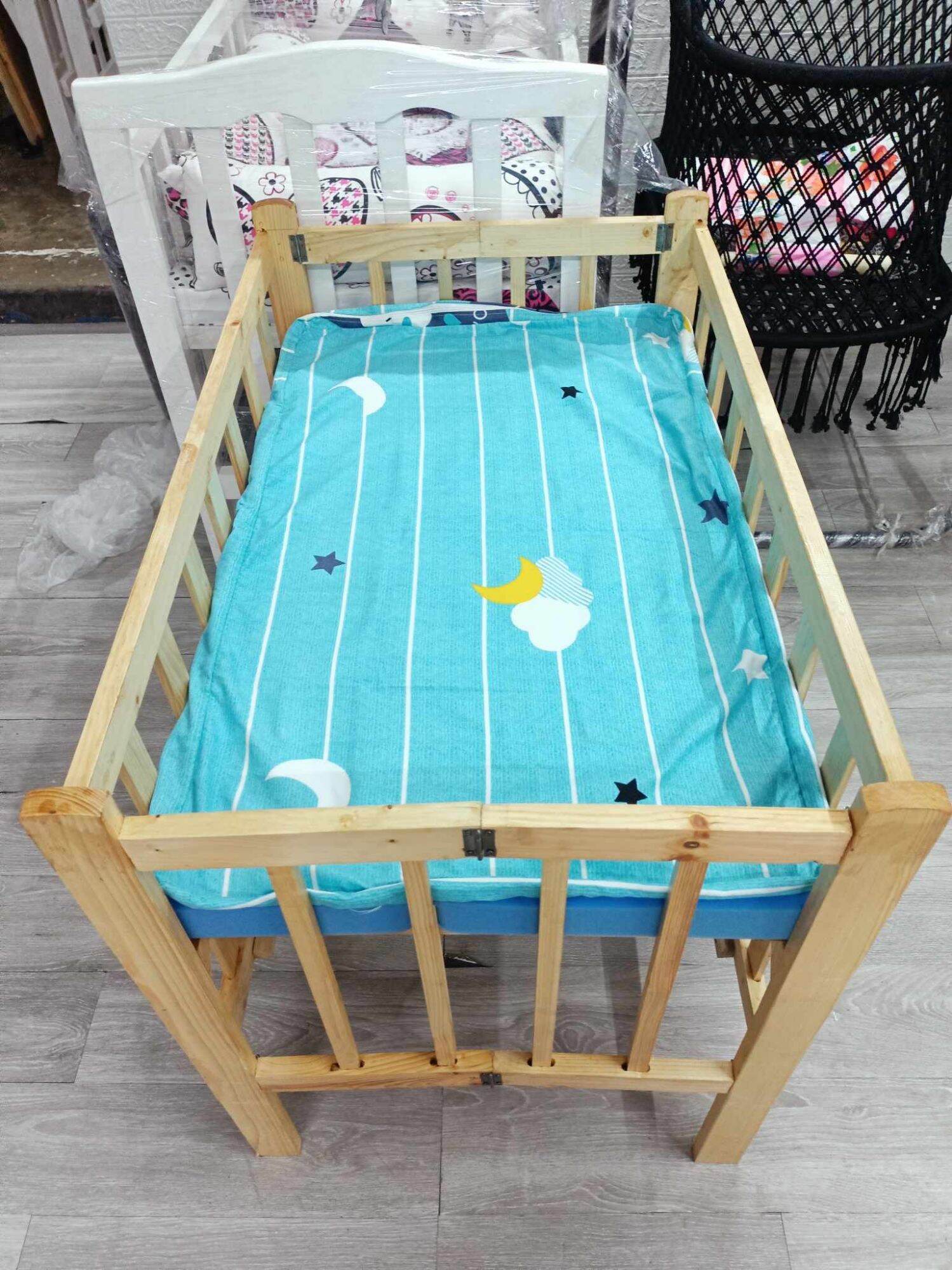 Wooden Adjustable Crib with Uratex Foam