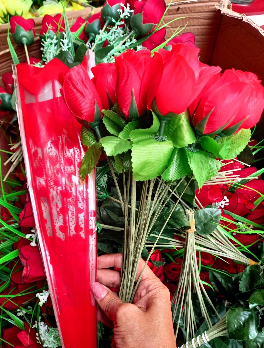 20PCS ARTIFICIAL PLASTIC  ROSE  SMALL WITH OR WITHOUT PLASTIC