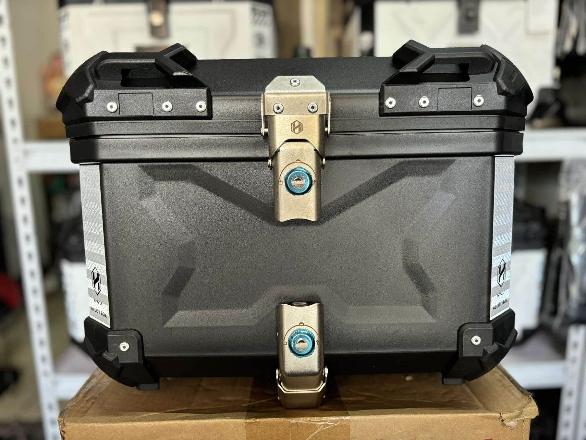 HNJ 3X V4 Top01 TOP BOX 45 LITERS with BACKREST & Metal Base plate. 