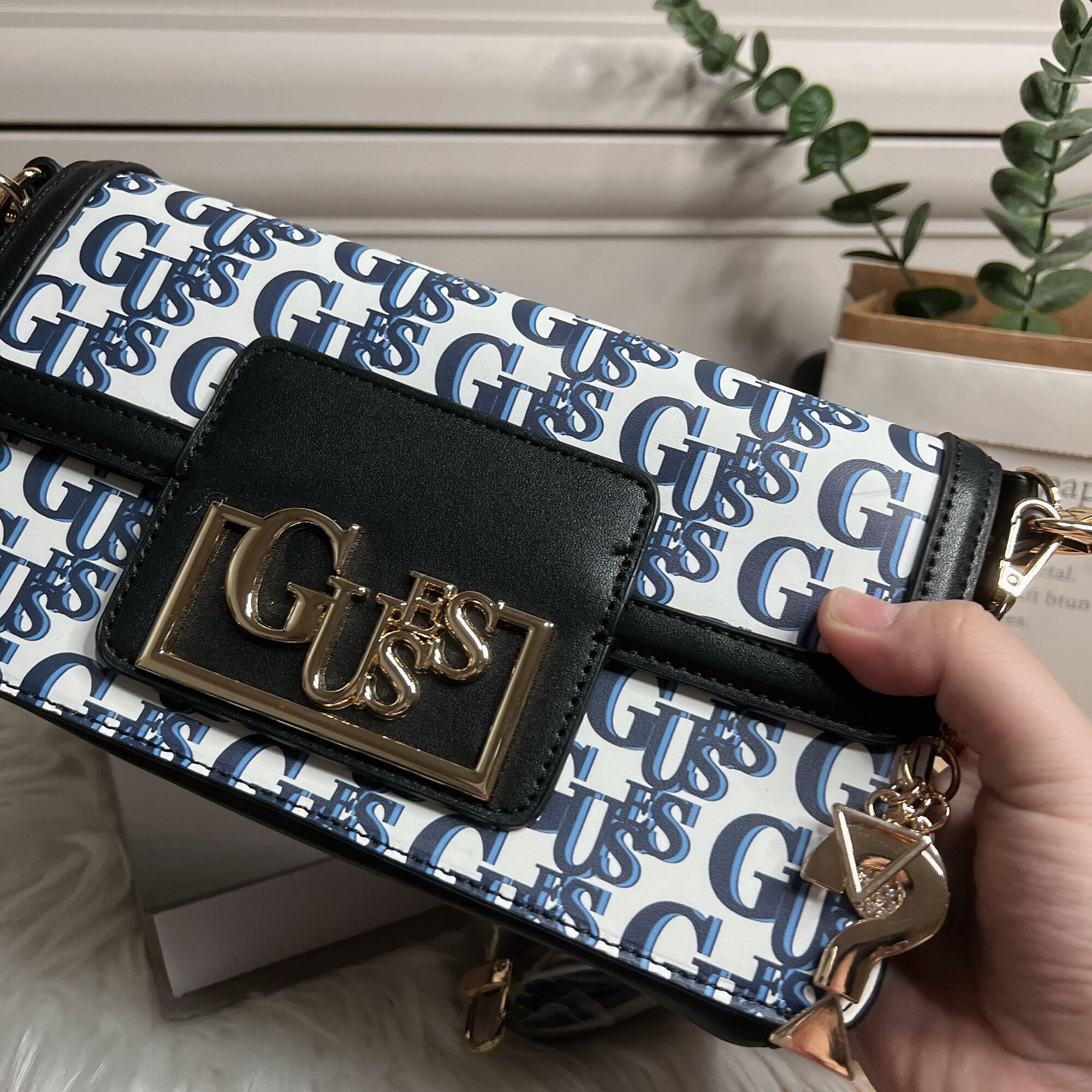 guess lexi baguette bag