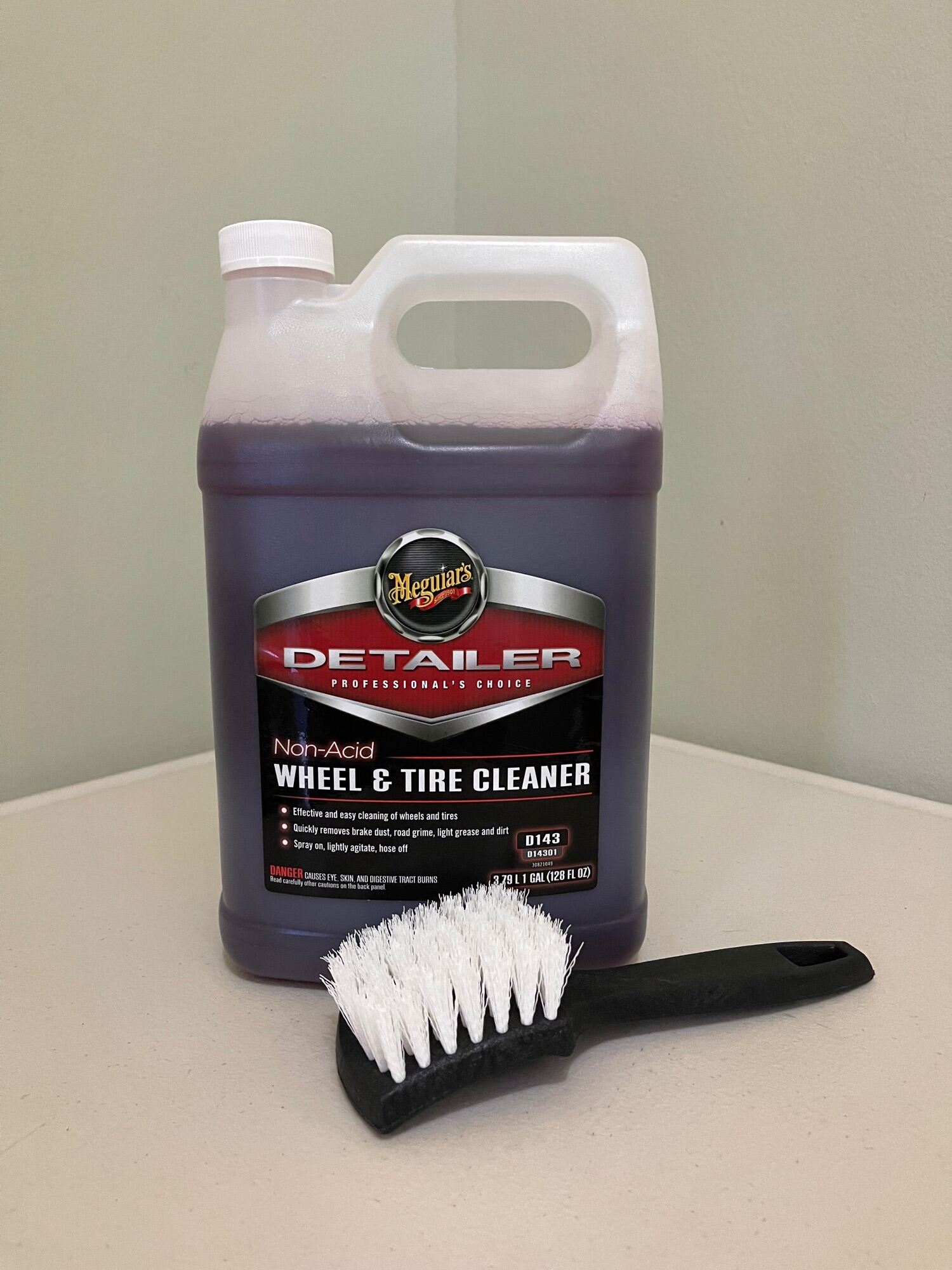 Meguiar’s NonAcid Wheel and Tire Cleaner with Tuf Shine Tire Brush Kit