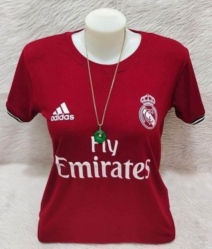 fly Emirates fit to medium size to large size. 