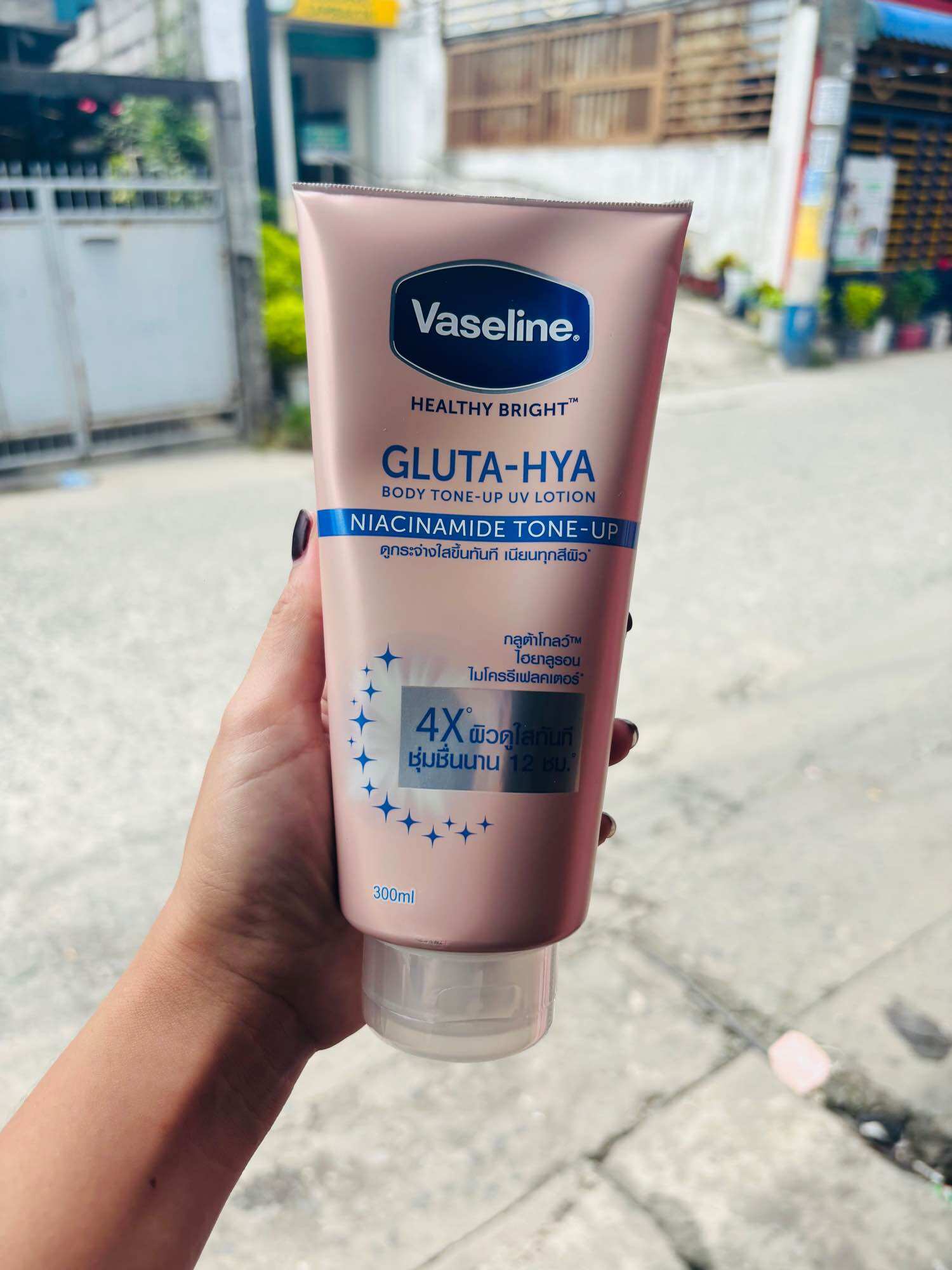 Vaseline Healthy Bright Gluta-Hya Body Tone-Up Lotion with Niacinamide for UV Protection 4X Brightening 300ml