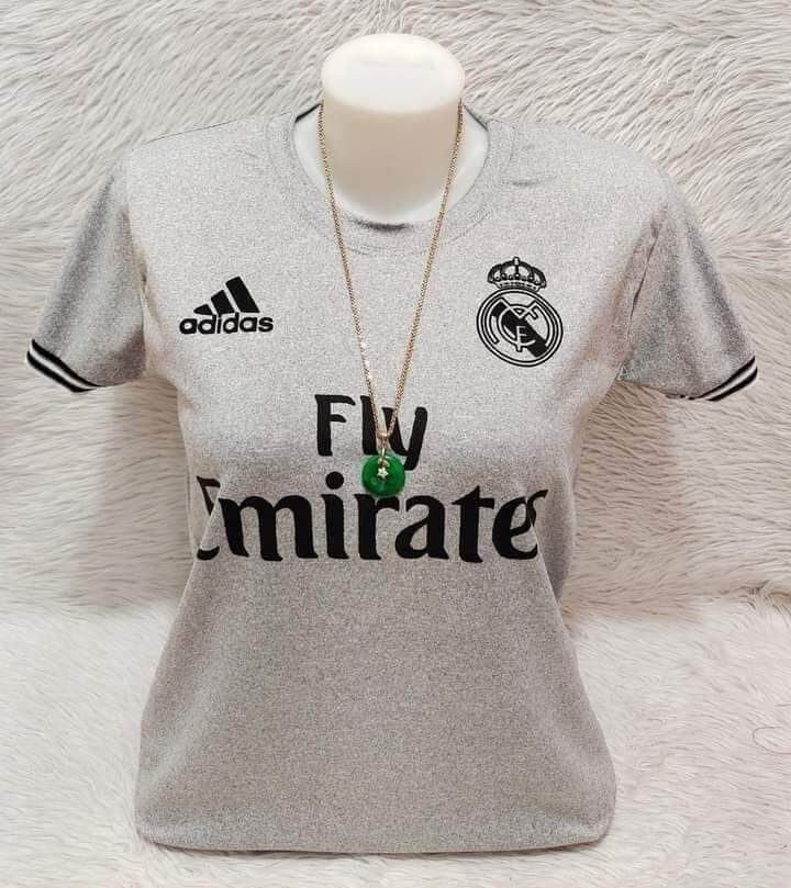 fly Emirates fit to medium size to large size. 