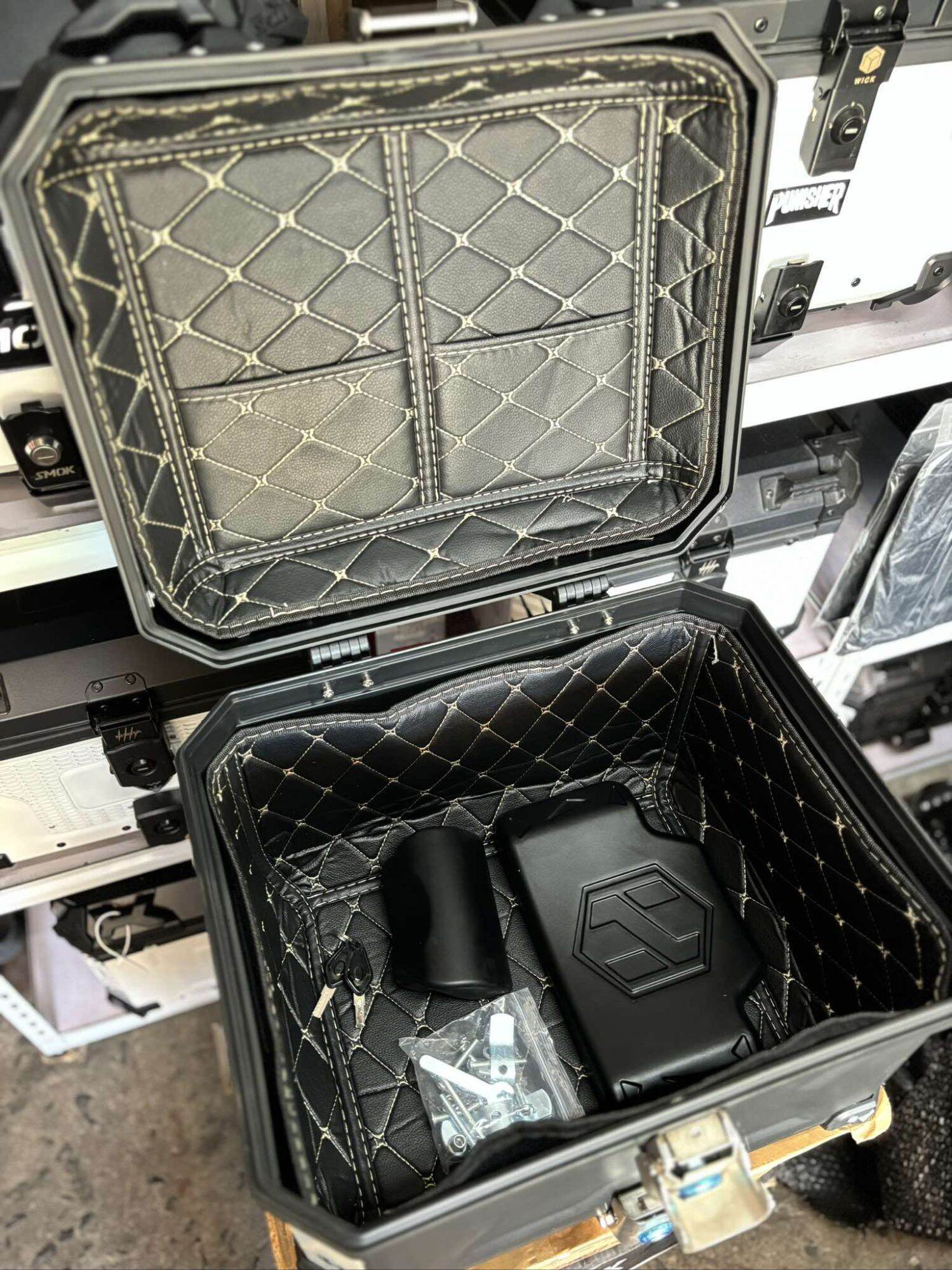 HNJ 3X V4 Top01 TOP BOX 45 LITERS with BACKREST & Metal Base plate. 