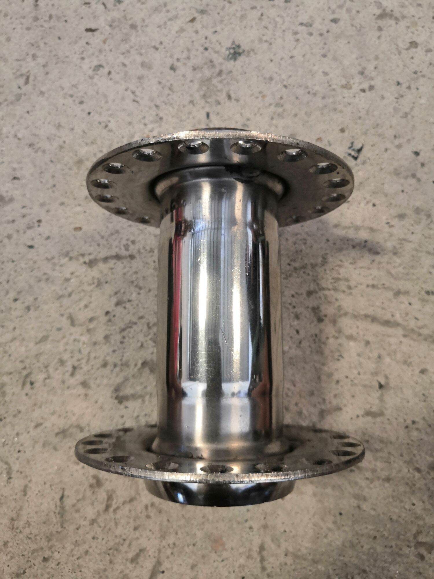 Side wheel hub store for tricycle