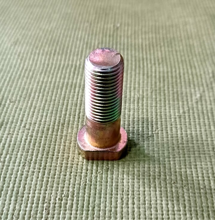 Suzuki multicab f5a/f6a Hub bolt only 12mm. 
