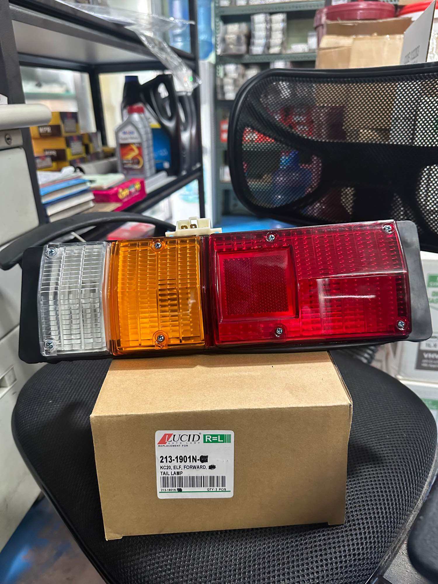 tail-light-assembly-213-1901n-c1-kc-20-elf-hino-eco-puv-forward-bulb