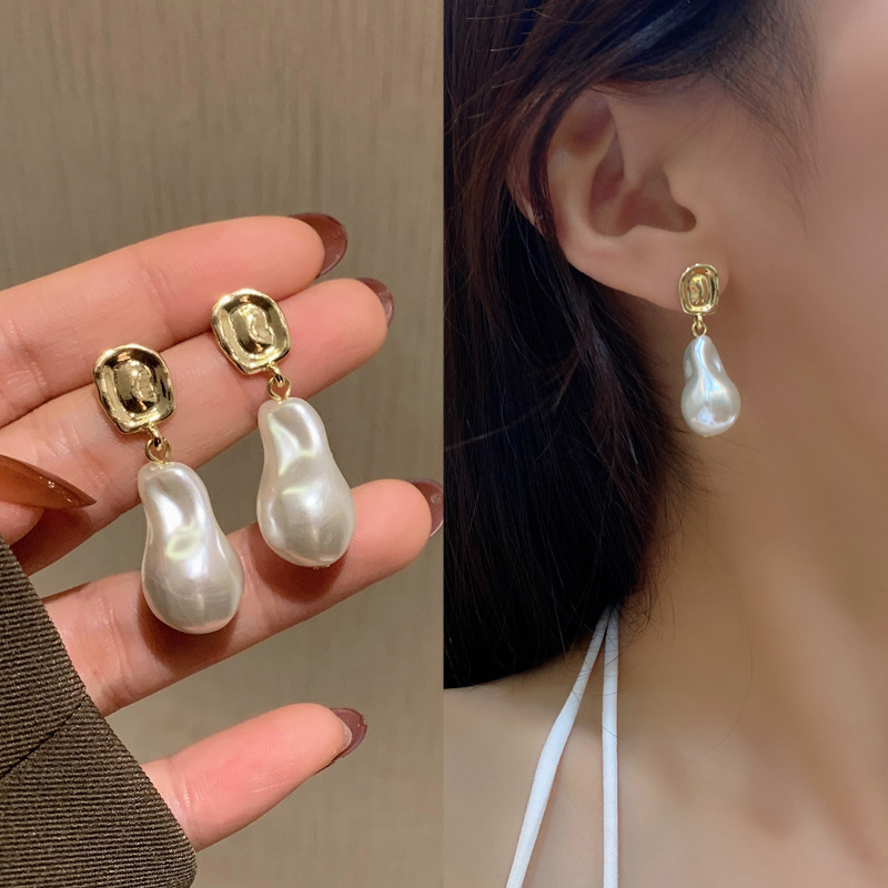 Baroque White Pearl Earrings, Light Luxury Retro Earrings (Brand: ?)