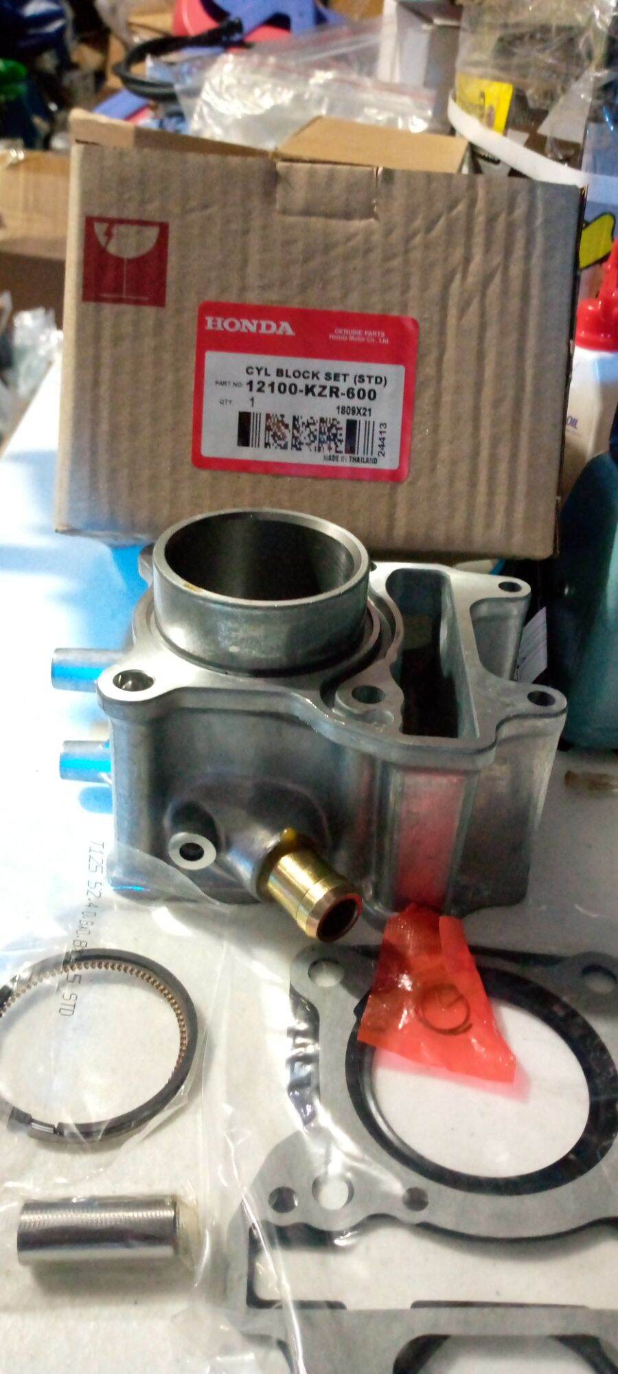 Honda genuine Cylinder block click 125. 