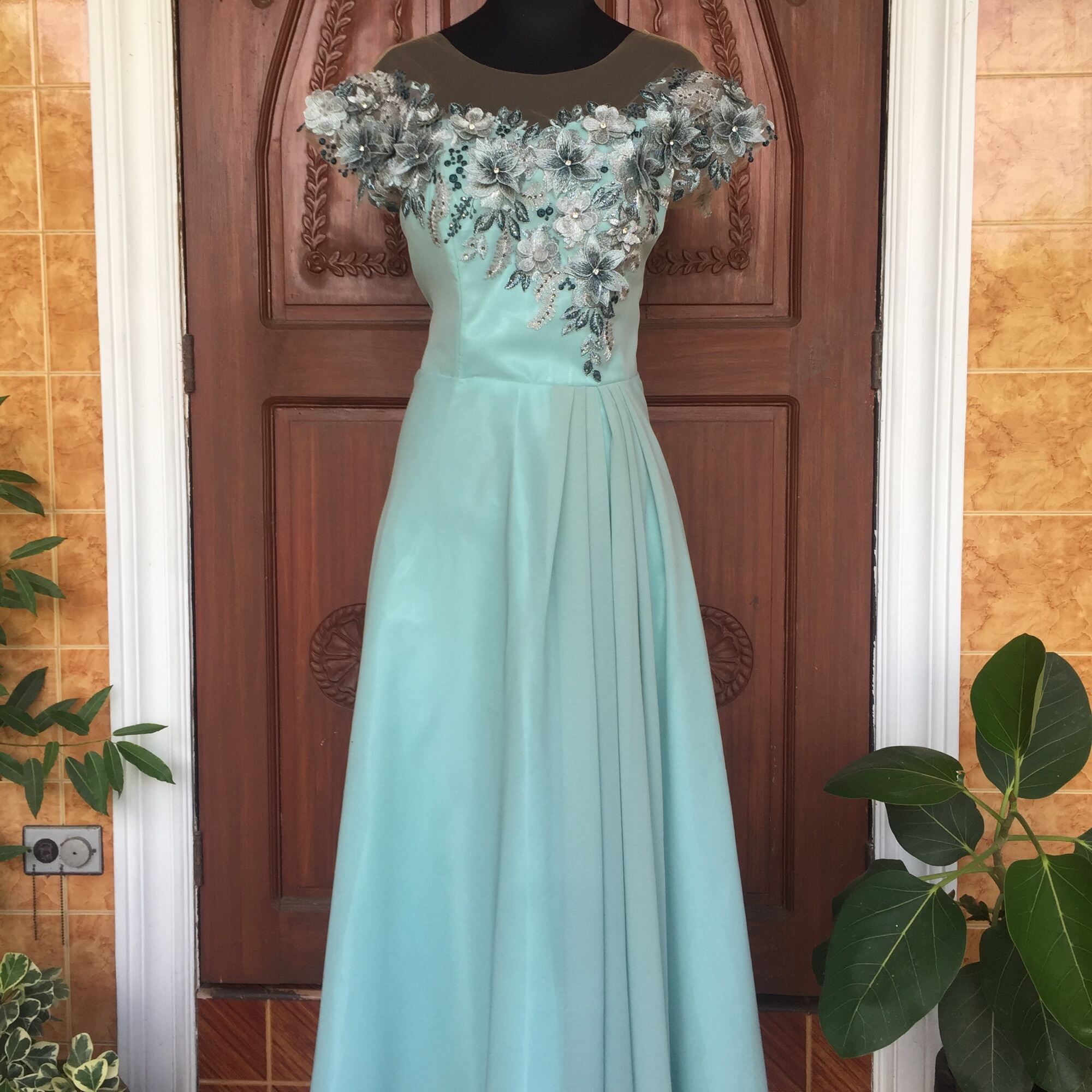 Mint green gown hotsell for principal sponsors