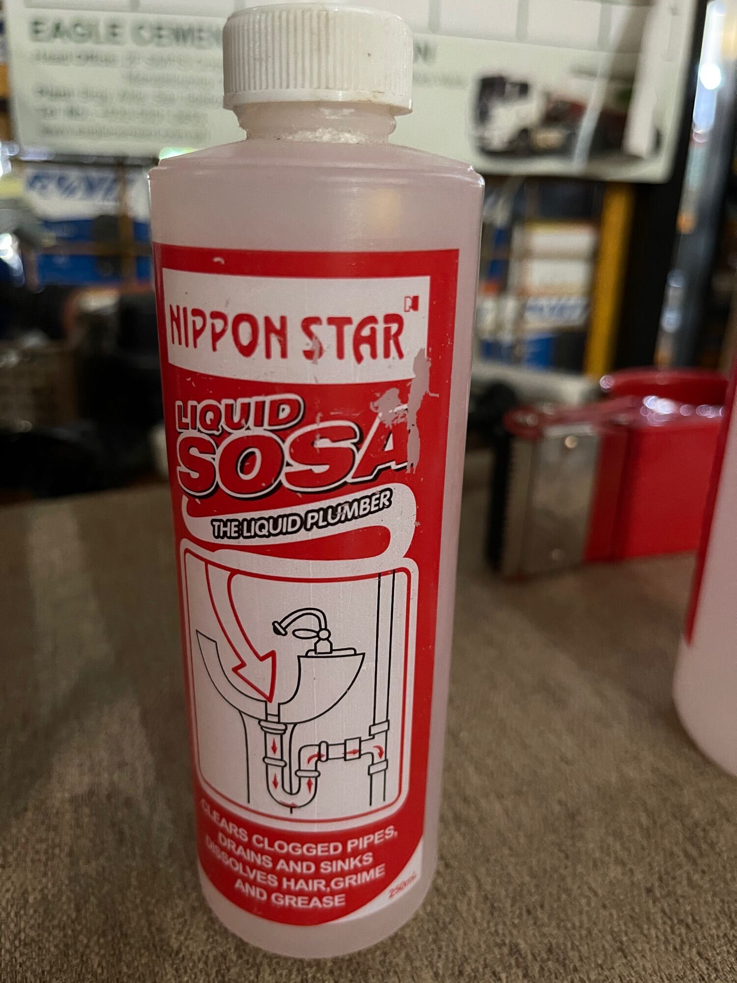 Liquid sosa clears clogged pipes, drains and sinks.Dissolves hair,grime