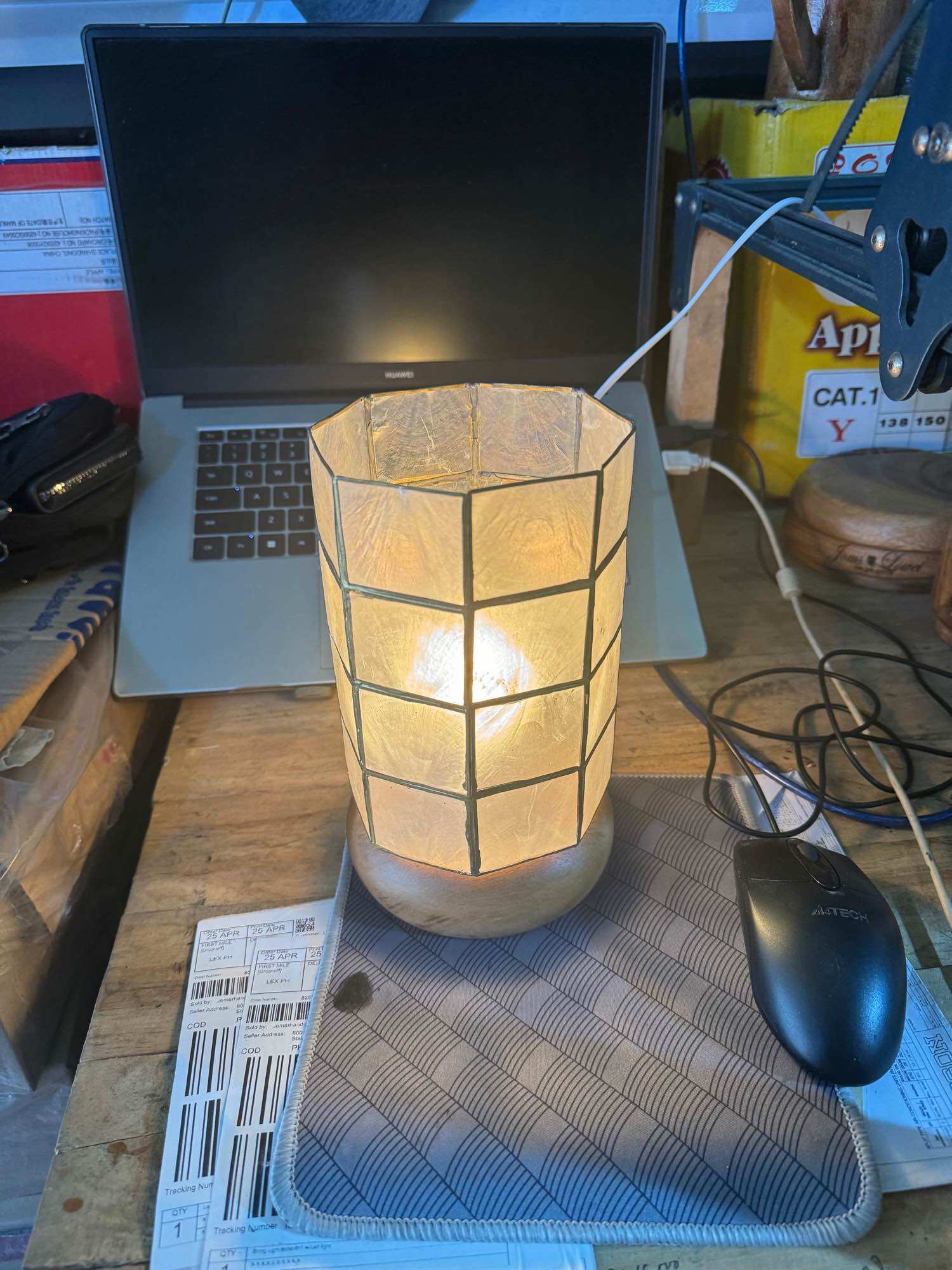Lampshade capiz octagon free bulb w/laser engraved