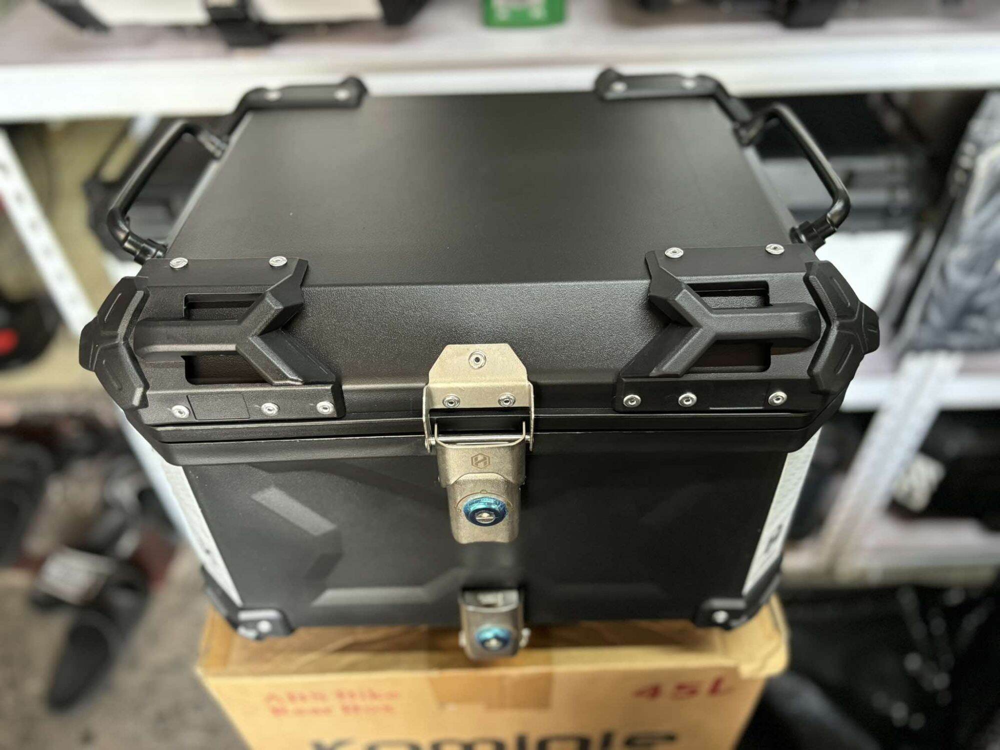 HNJ 3X V4 Top01 TOP BOX 45 LITERS with BACKREST & Metal Base plate. 