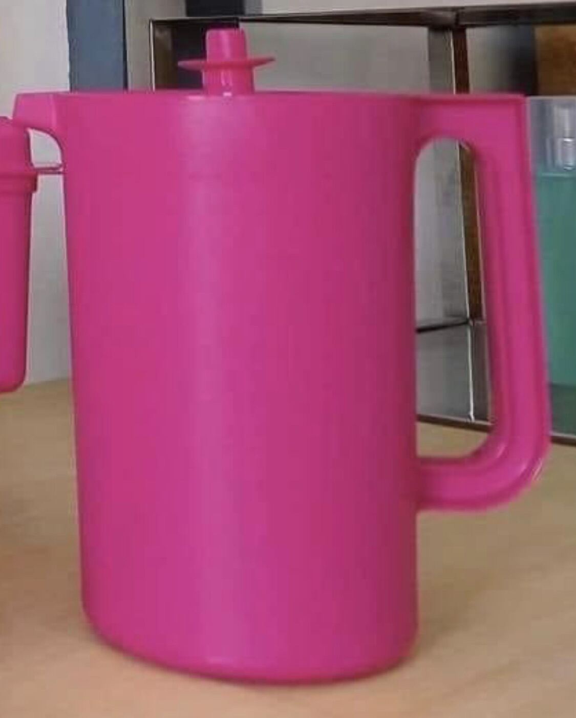 TUPPERWARE 2-qt ILLUMINA FUCHSIA KISS PINK REFRIGERATOR PITCHER W