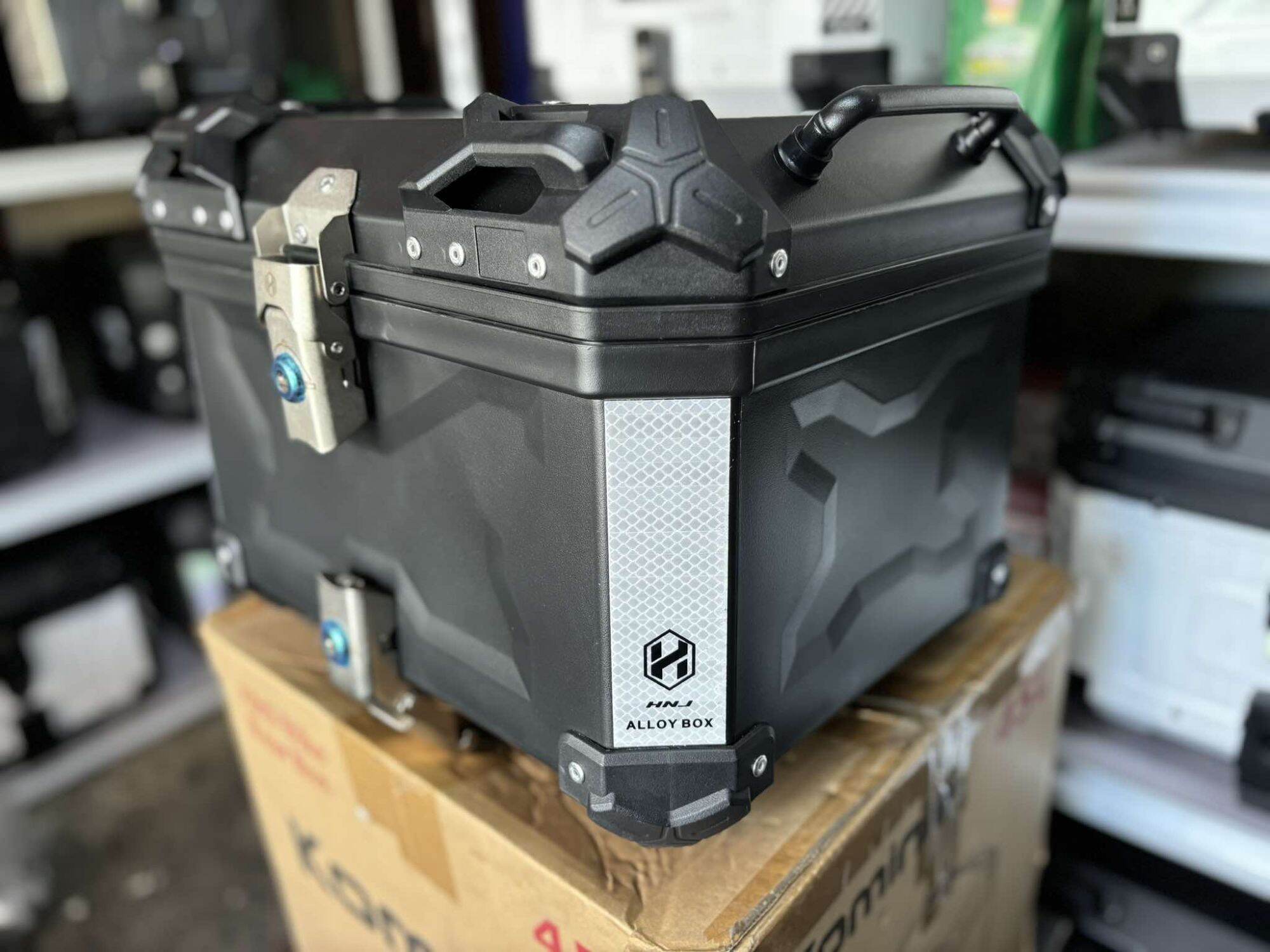 HNJ 3X V4 Top01 TOP BOX 45 LITERS with BACKREST & Metal Base plate. 