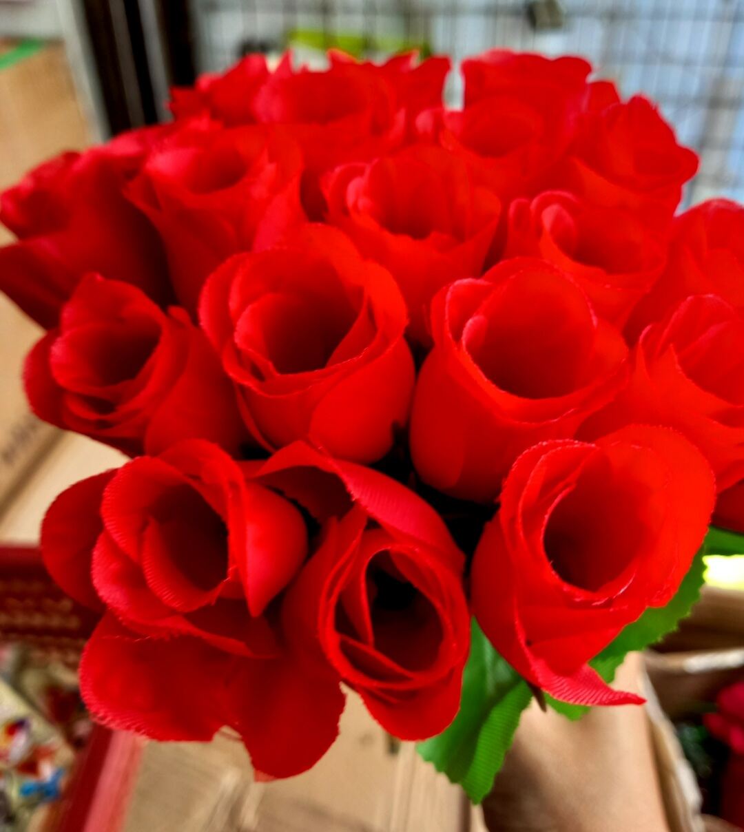20PCS ARTIFICIAL PLASTIC  ROSE  SMALL WITH OR WITHOUT PLASTIC. 