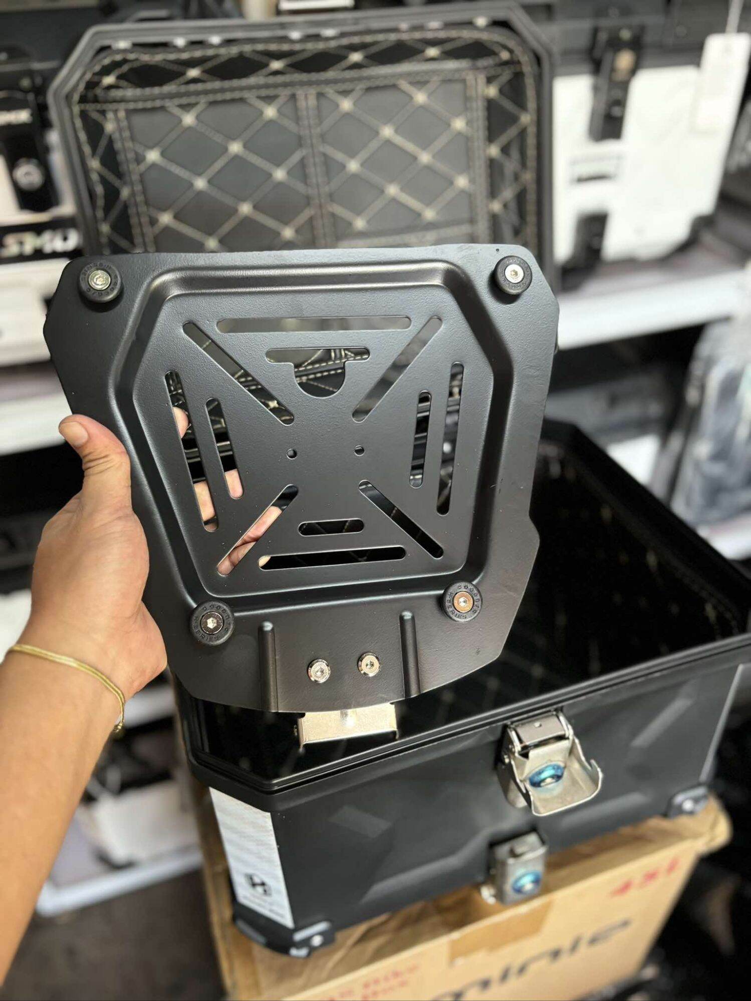HNJ 3X V4 Top01 TOP BOX 45 LITERS with BACKREST & Metal Base plate. 