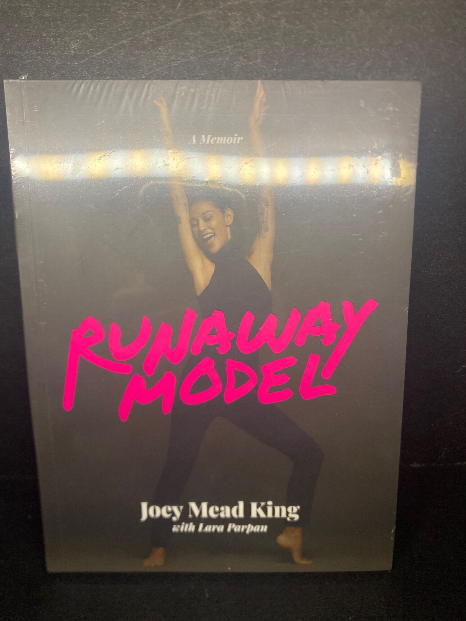 RUNAWAY MODEL BY JOEY MEAD KING W/ lara parpan Lazada PH
