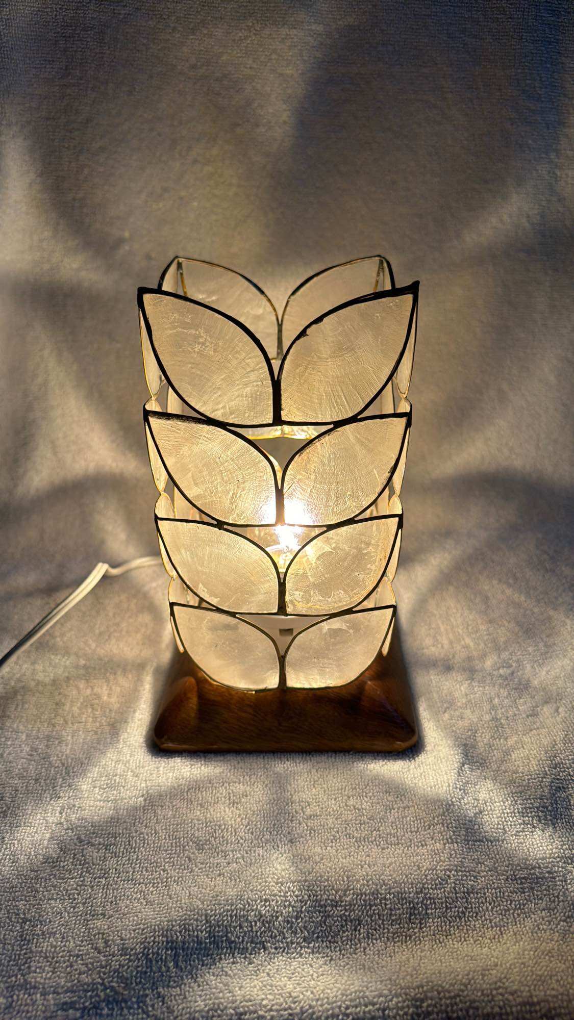 Lampshade Capiz Leaf (m) free bulb w/Laser Engraved