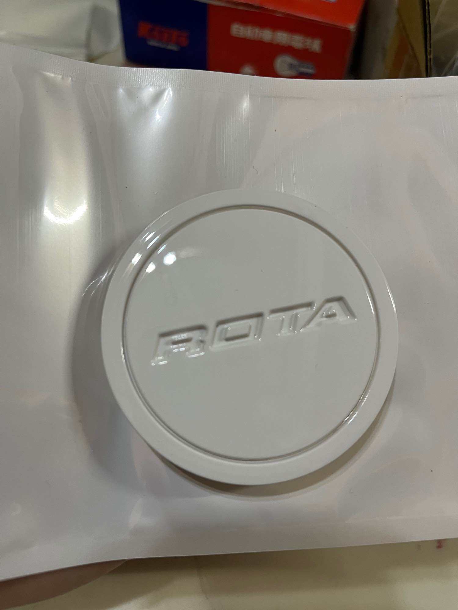Rota center cap original white 1pc only fit to size 15"16"17"18" mags. 