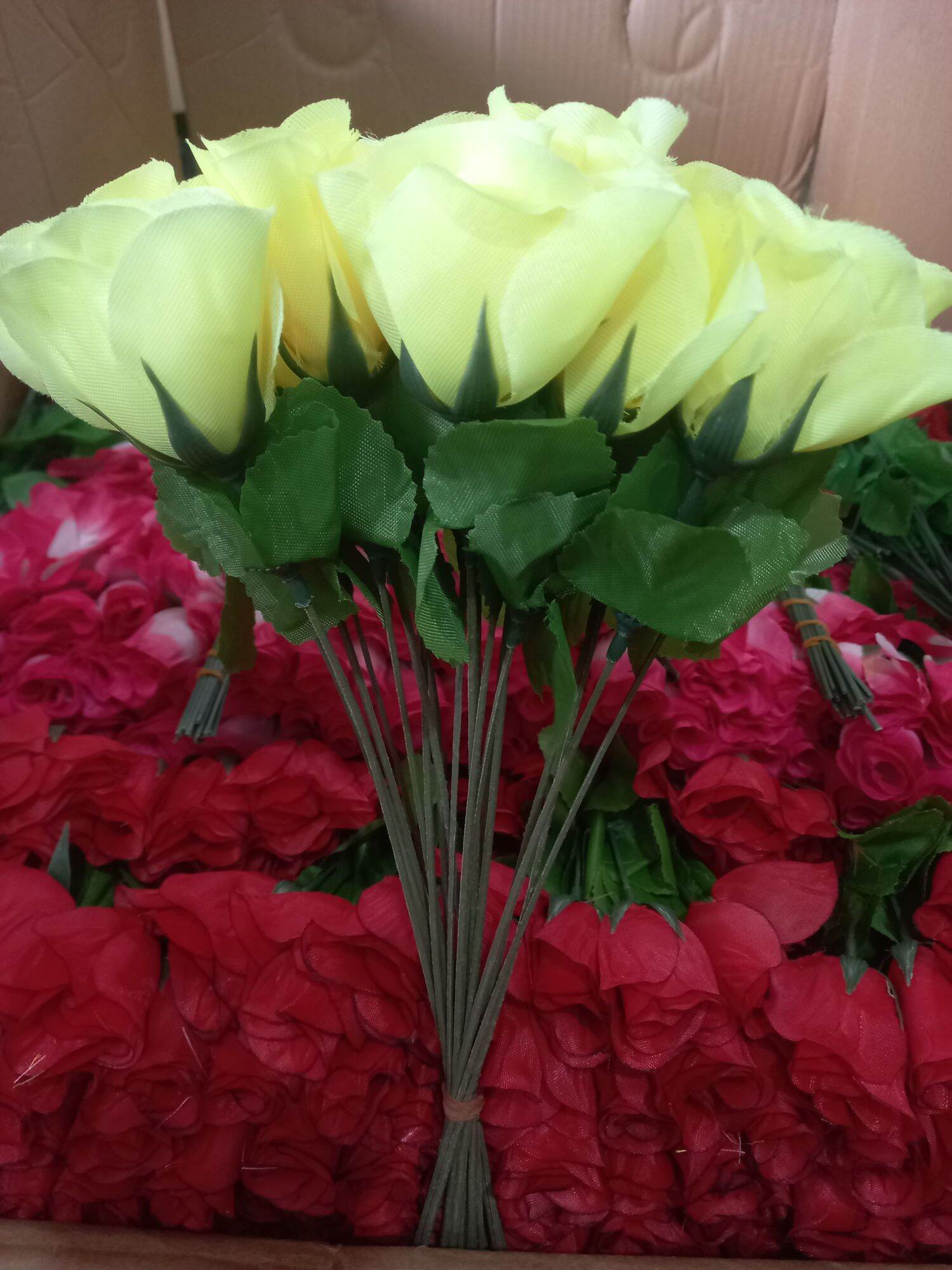 20PCS ARTIFICIAL PLASTIC  ROSE  SMALL WITH OR WITHOUT PLASTIC. 