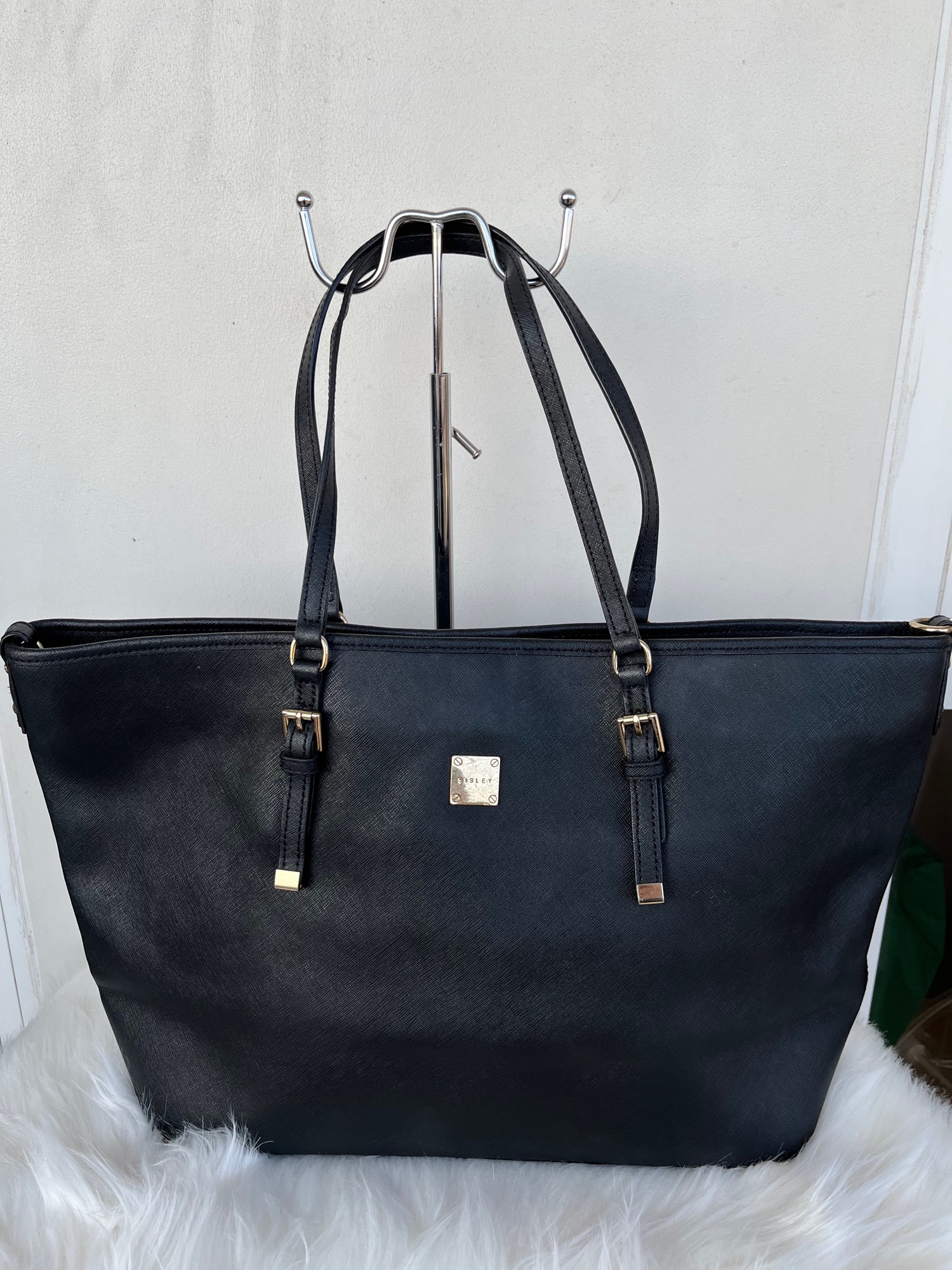 SISLEY Two-Way: Shoulder & Crossbody Brown Bag More details: 🏷️ Original /  Authentic 🏷️ Imported Pre-loved 🏷️ Soft Genuine Leather 🏷️ Gold  Hardware... | By VernetteFacebook