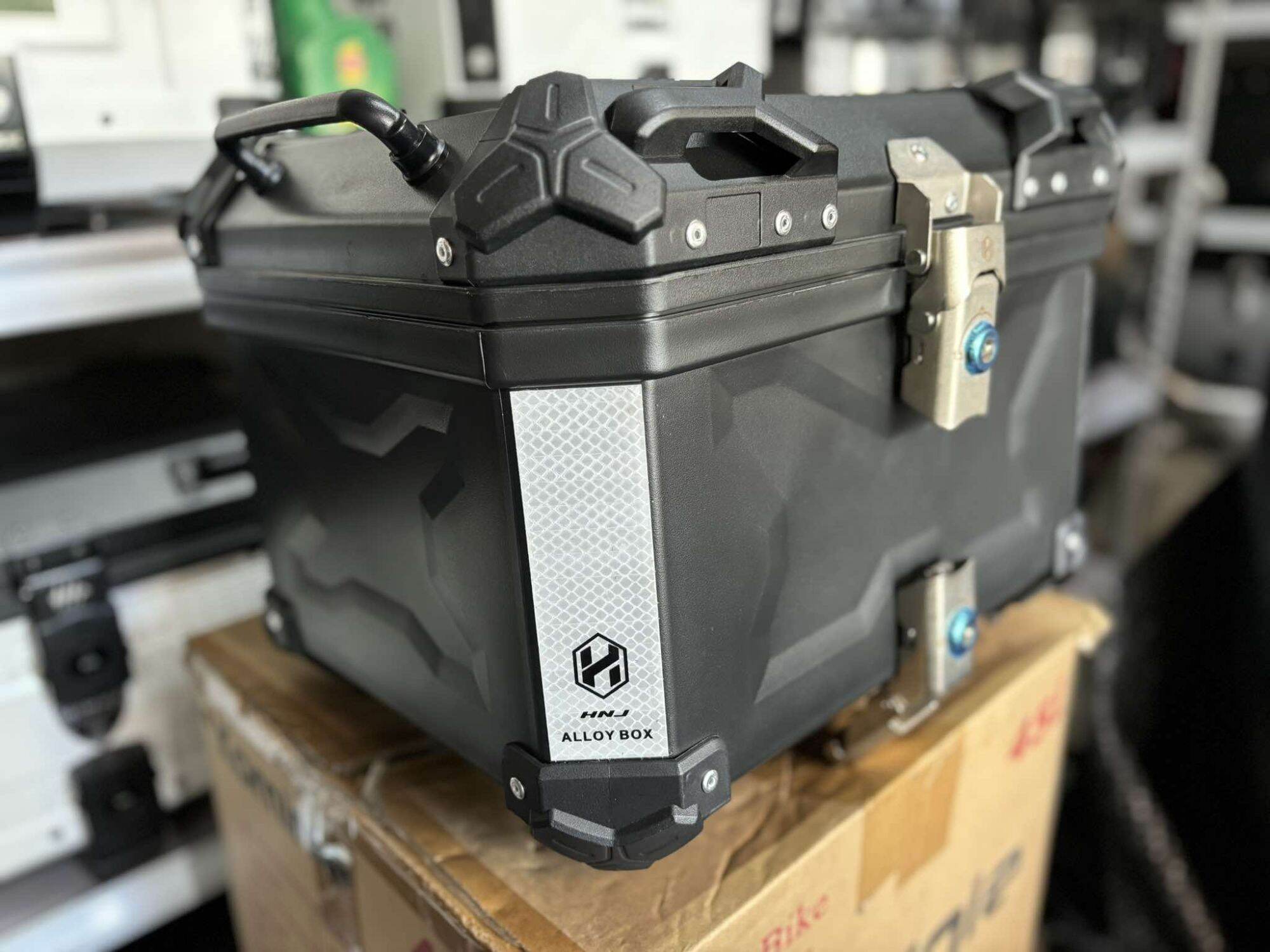 HNJ 3X V4 Top01 TOP BOX 45 LITERS with BACKREST & Metal Base plate. 