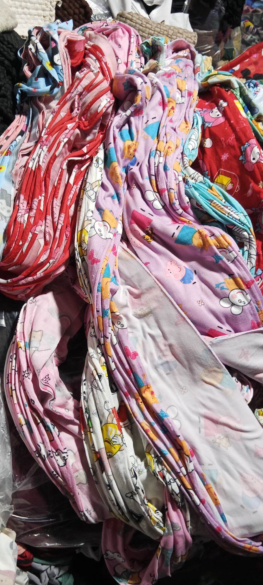 TELA STRING RETASO PANG GAWA NG DOORMAT cotton spandex cotton printed at plain colors sold per kilo....dear buyers tela mula sa pinag tabasan sa garment please manage your expectations minsan my malapad may maliit Pero sure ako na walang mugmug na halo