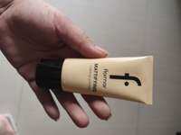 Flormar Illuminating Makeup Primer plus+ and Pore Minimizer Makeup Primer in pink and blue tubes held in hand.