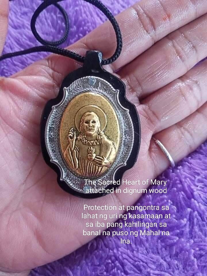 Banal na Puso ng mahal na Ina kwintas nakadikit sa kahoy na dignum pangontra at proteksyon sa lahat ng uwi ng kasamaan na gawa ng kapwa blessed and ritualized na po