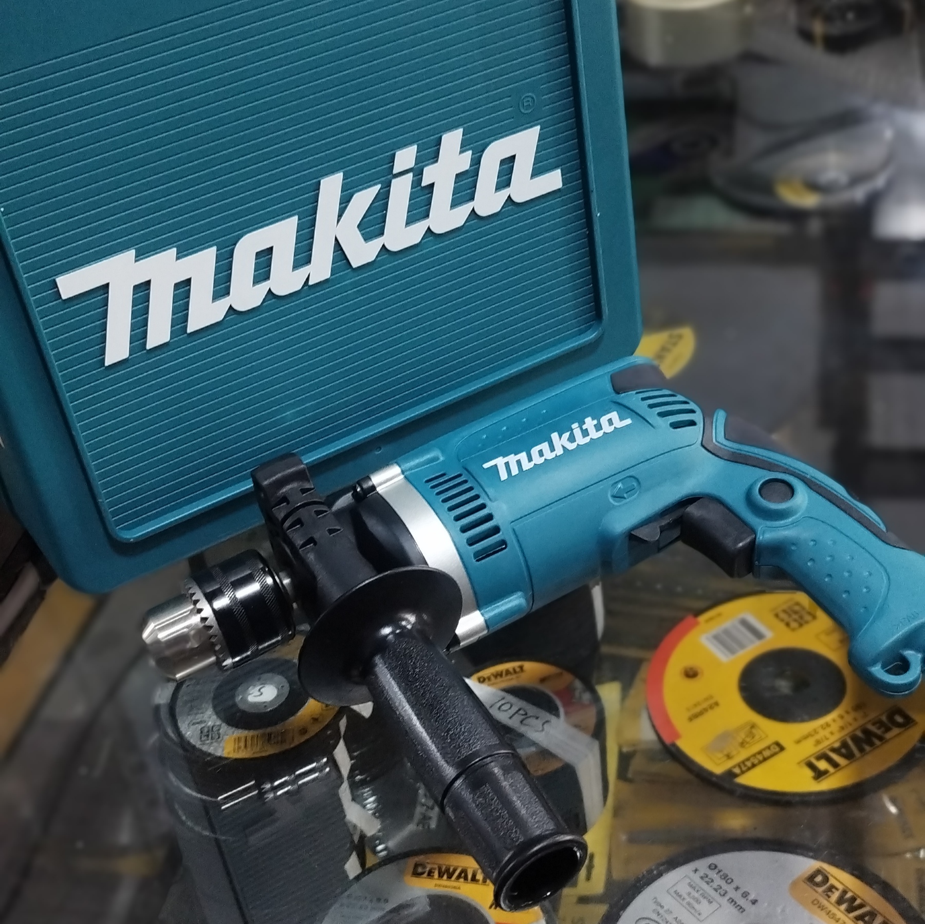 MAKITA HP1630K Hammer Drill with Carrying Case and Bit Set