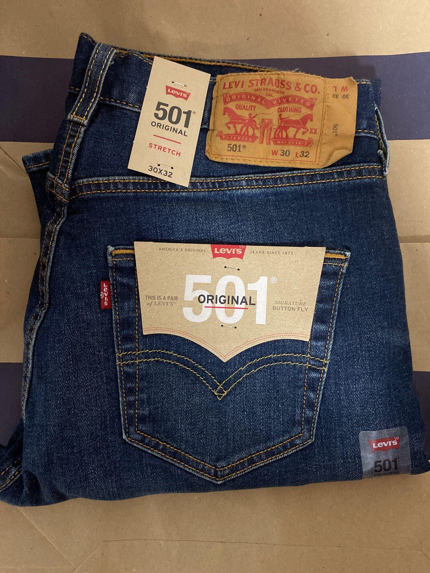 Shop Man Authentic Levi 501 Jeans online 