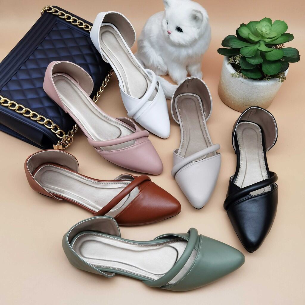 Pointed hot sale doll shoes