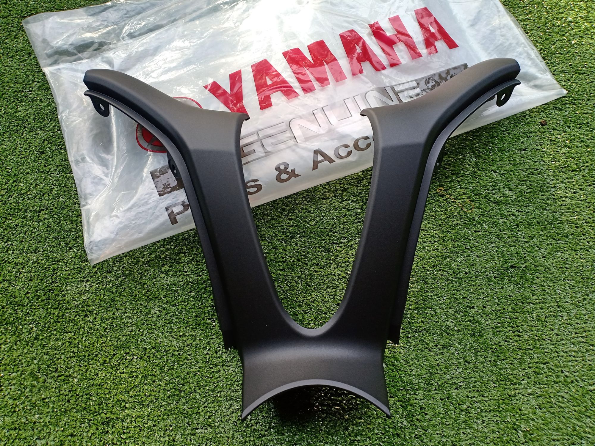 XMAX 300 LEG SHIELD 2 (Y) Original Yamaha genuine parts