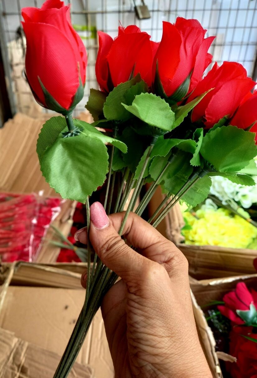 20PCS ARTIFICIAL PLASTIC  ROSE  SMALL WITH OR WITHOUT PLASTIC. 