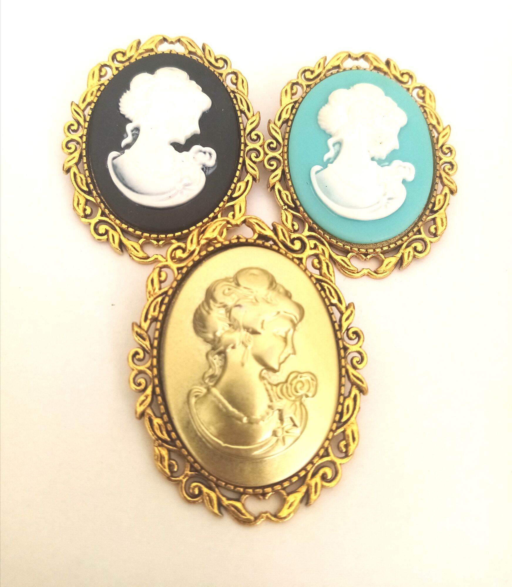 Victorian Cameo Lady Gold