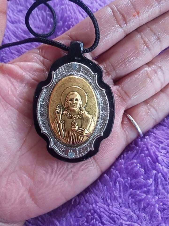 Banal na Puso ng mahal na Ina kwintas nakadikit sa kahoy na dignum pangontra at proteksyon sa lahat ng uwi ng kasamaan na gawa ng kapwa blessed and ritualized na po. 