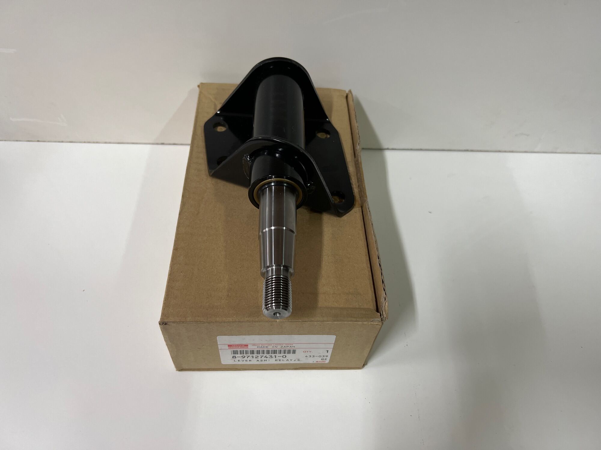 Original Isuzu Steering Relay Lever Assembly/ Idler Arm Bracket