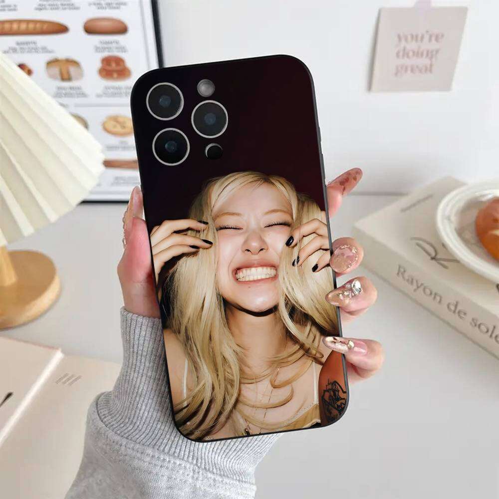 nurkorki 2 Confezioni Blackpick Character Custodia per iPhone 16 6.1 pollici, KPOP Gruppo di Idoli Jenny Lisa Rose Jisoo Motivo Estetica Antiurto Protezione Della Lente Case TPU Silicone Cover